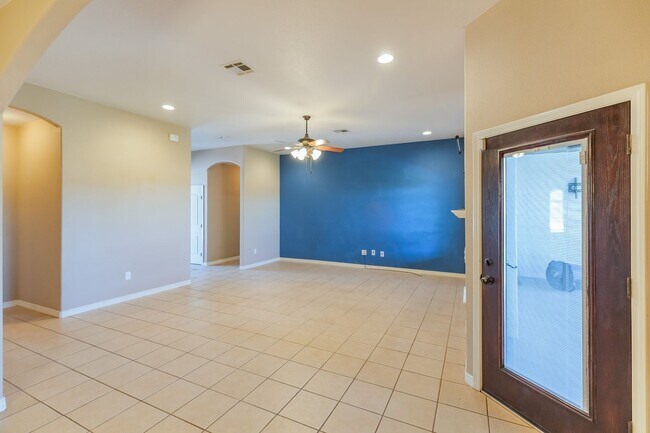 Building Photo - 3 bed 2 bath beautiful home!