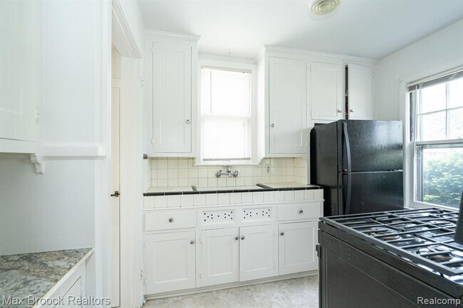 Building Photo - 1587 Leroy St