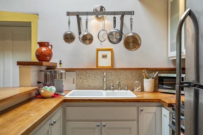 Building Photo - 573 W San Francisco St