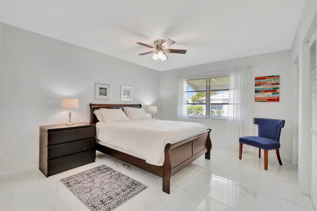 Building Photo - 1182 S Drive Cir