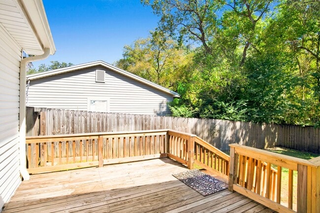 Building Photo - 3 bed 2 bath home with solar panels and la...