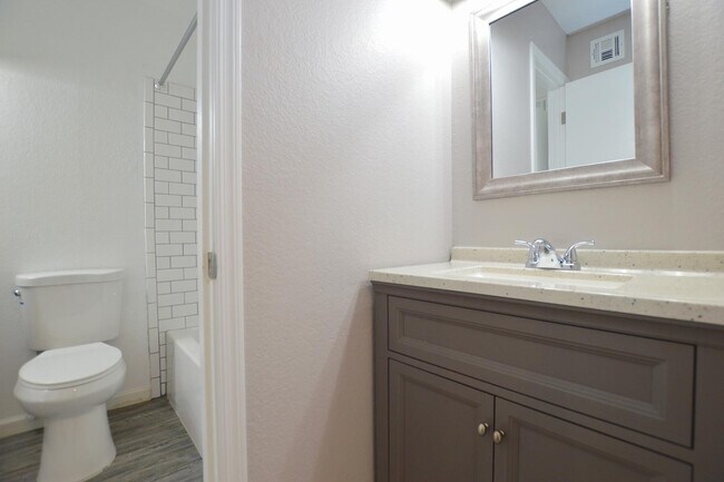 Building Photo - 785 N Arrowhead Dr