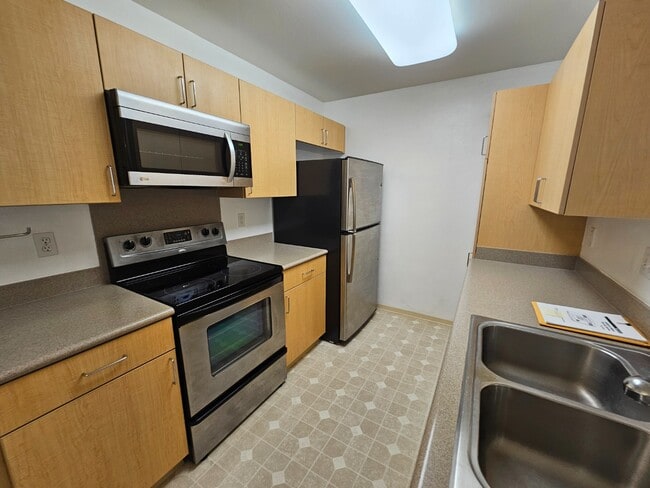 Building Photo - 2 Bed 1 Bath Condo 2 Parking ( Tandem parking right in front )