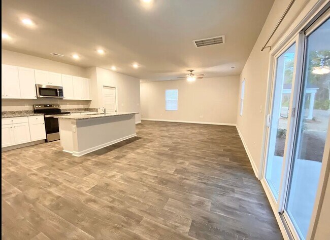 Building Photo - 4 Bed 3 Bath Single Family Home