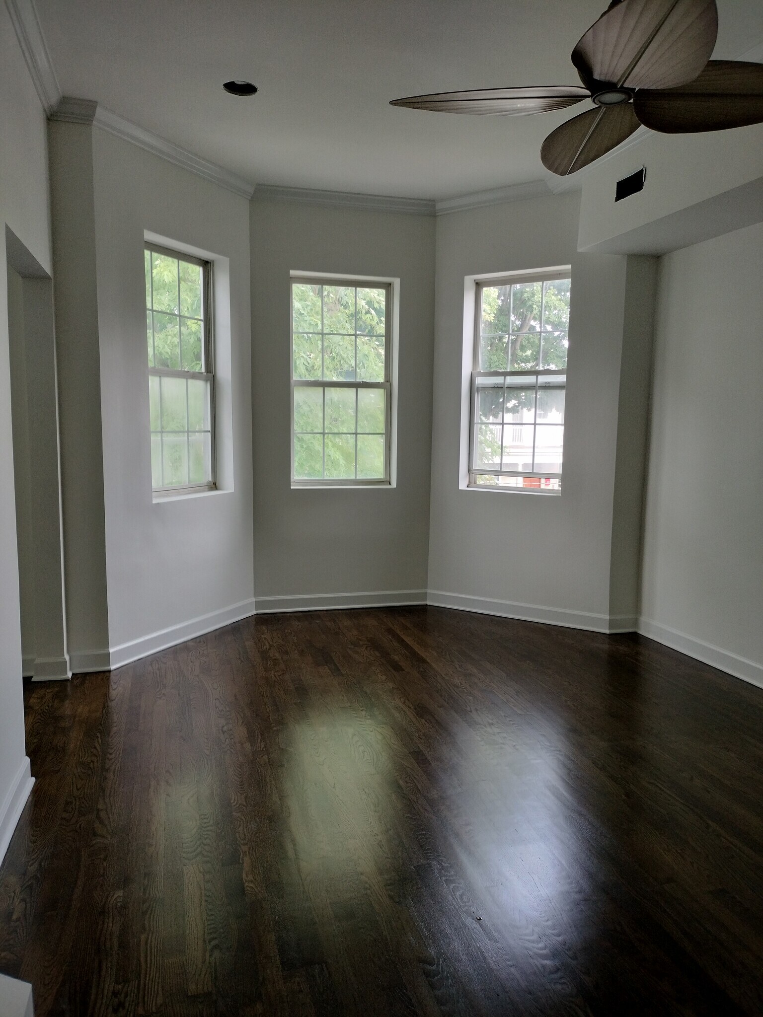 Living room - 3046 N Leavitt St