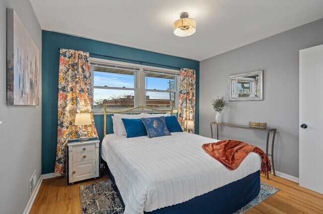 Building Photo - 248 Ruth St N