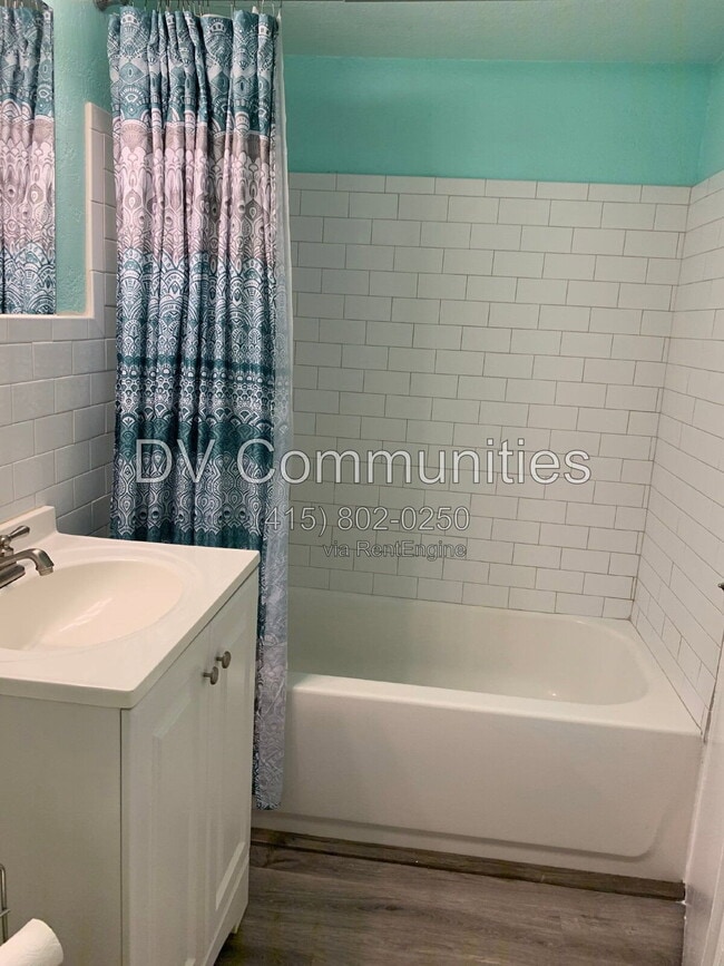 Building Photo - 470 3rd St S