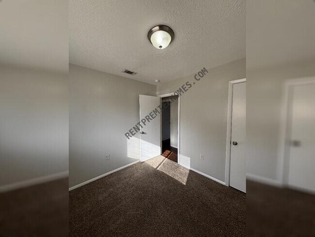 Building Photo - 1220 Twin Lakes Dr