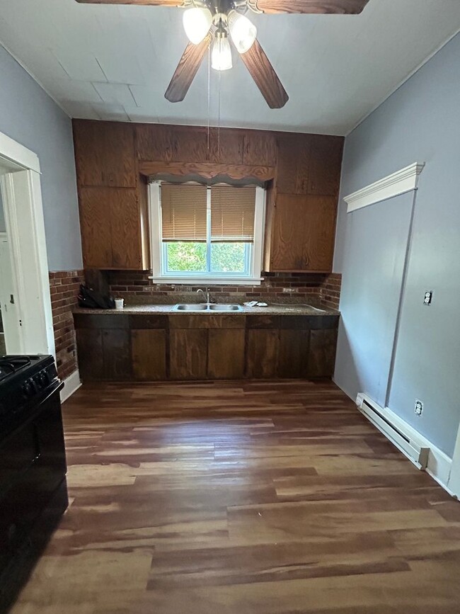 Building Photo - Large 2 Bedroom 1 Bath Apartment