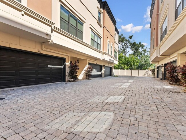 Building Photo - 3421 W Horatio St