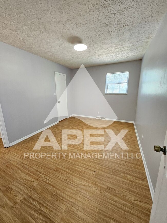 Building Photo - Convenient 2 Bd-1.5 Townhouse in WEST KNOX...