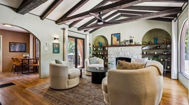 Building Photo - 3 Bedroom 1.5 bath with large basement  an...