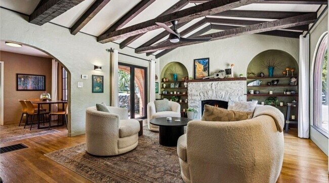 Building Photo - 3 Bedroom 1.5 bath with large basement  and carport.