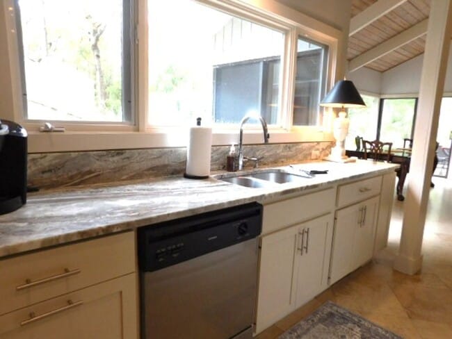 Building Photo - Spacious 2 Bedroom Home Located In Sea Pines