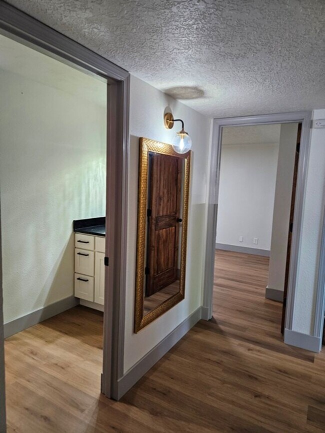 Building Photo - 3Bd/1.5Ba Single Story Home - For viewing!