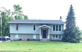 Building Photo - 3 BR / 3 BA Single-family home near Ellettsville