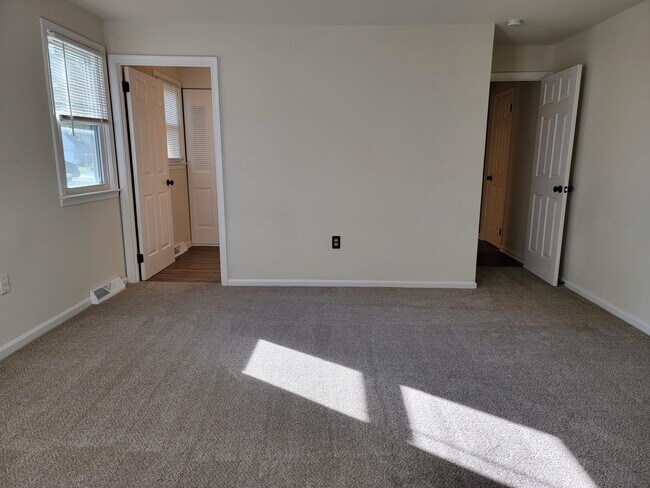 Building Photo - 2209 Harmony Hill Dr