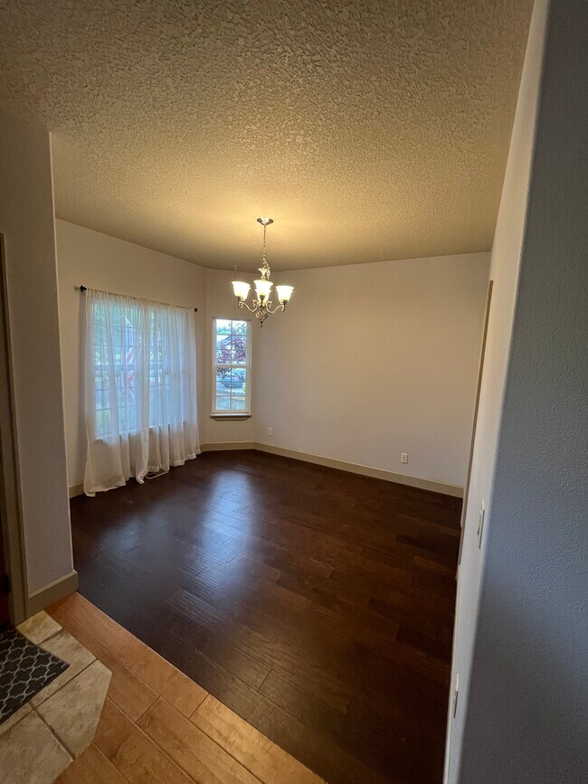 Dining Room - 35536 Jakobi St