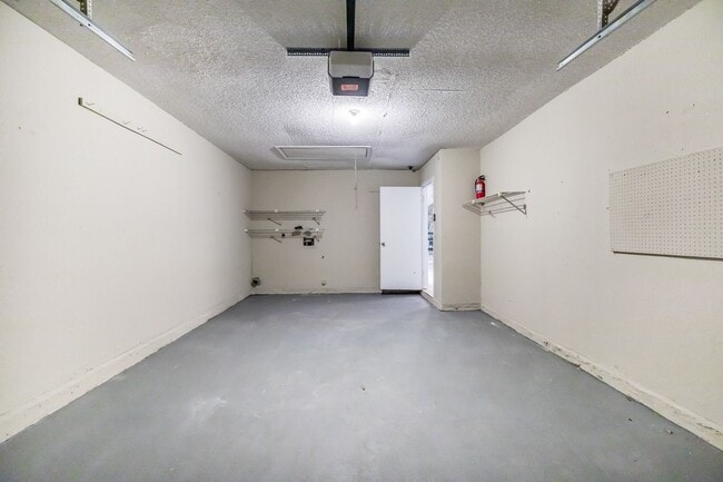 Building Photo - NEW PRICE! 3/2 Palm Harbor Townhouse