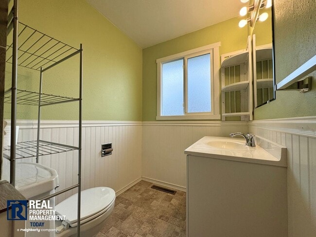 Building Photo - Charming 3 Bedroom Rambler in North Tacoma!