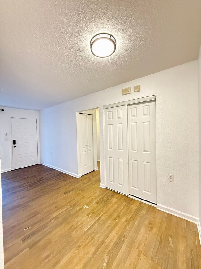 Building Photo - Now available! Charming 2 bed / 1 bath condo in a prime Tallahassee location.