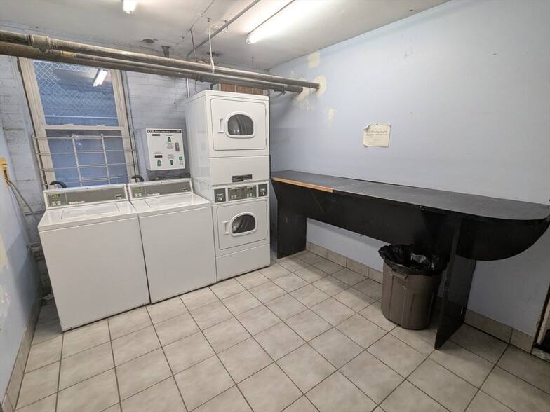 Building Photo - 251 Kelton St
