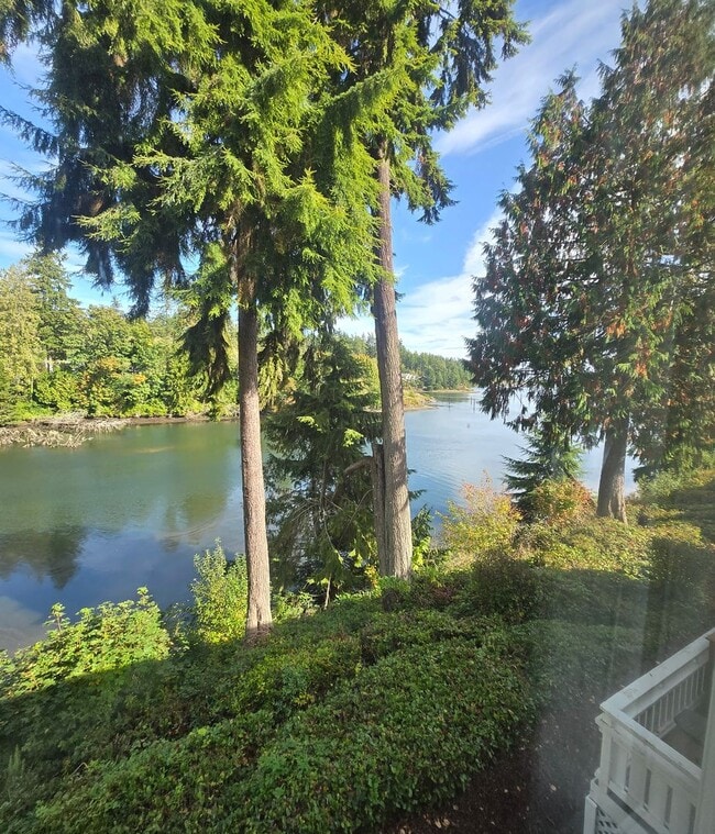 Building Photo - ***PENDING APPLICATIONS***2 Bedroom 1.75 B...
