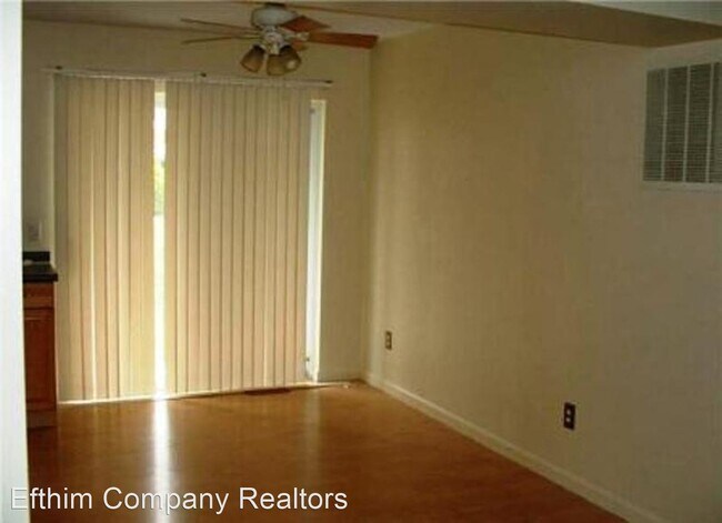 Building Photo - 2 br, 1 bath House - 97 Woodlake Ct. Unit E