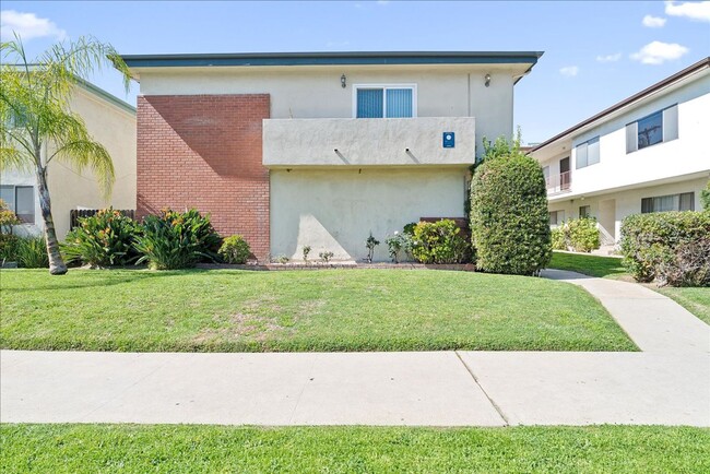 Building Photo - 5709 Hazeltine Ave
