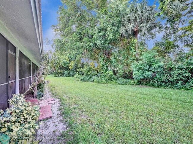 Building Photo - 9845 Riverside Dr
