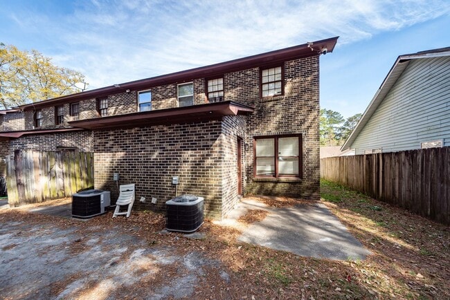 Building Photo - 2 Bedroom, 1.5 Bathroom Townhome - Summerville