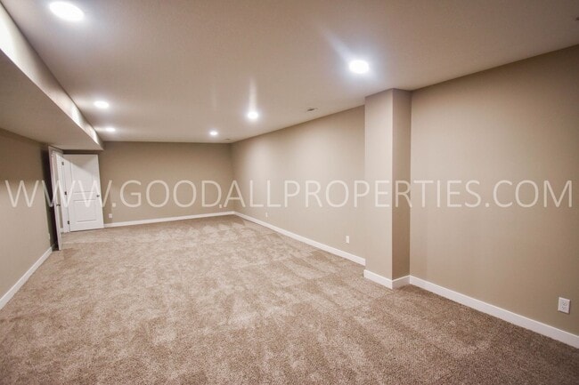 Building Photo - 4 Bed 2.5 bath Ranch with Finished Basement!