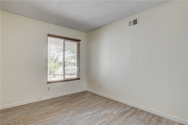 Building Photo - 2085 Wagonwheel Ave