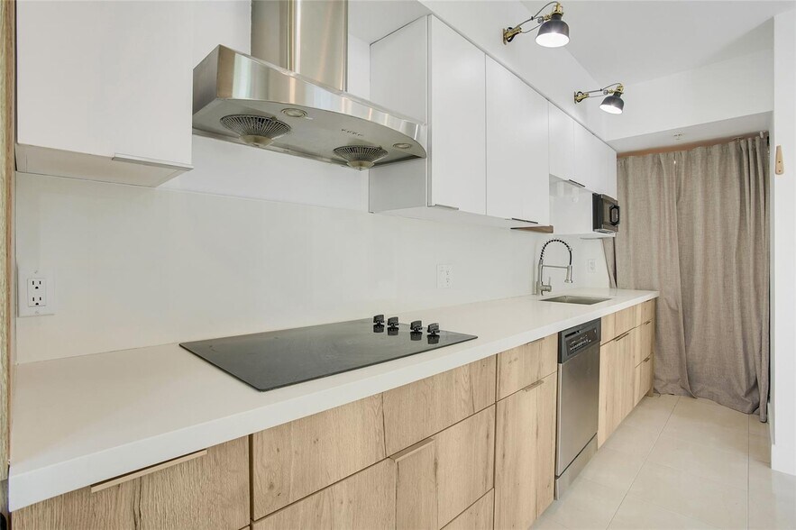 Building Photo - 1528 Brickell Ave