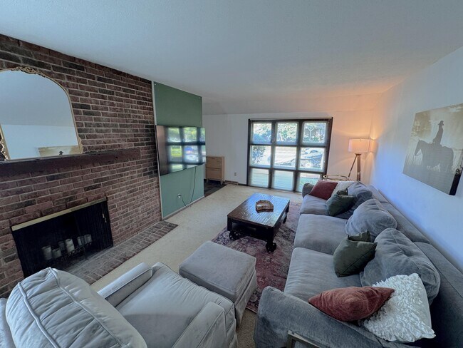Building Photo - 4554 Sandringham Dr