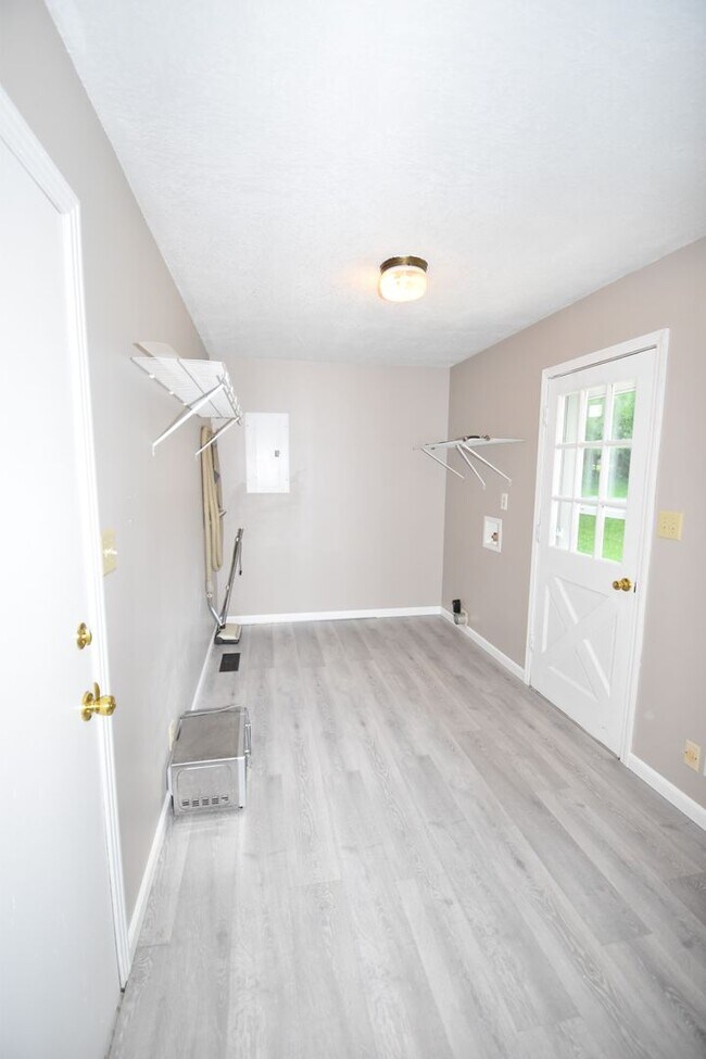 Building Photo - 2 Bedroom Pet Friendly Home For Rent!