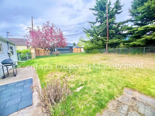 Building Photo - RARE FIND- Available 4 bedroom 1 1/2 bathr...