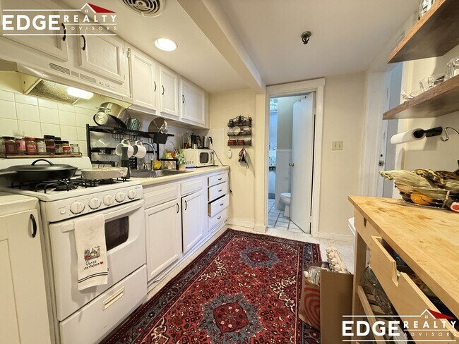 Building Photo - 160 Strathmore Rd