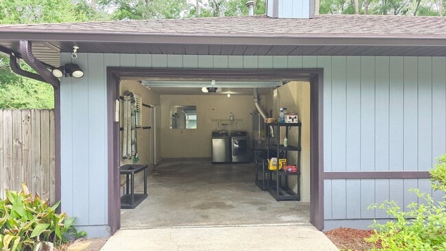 Building Photo - FOR RENT 2 bed 2 bath 1 car garage home.