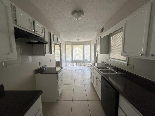 Building Photo - 5288 Oak Meadow Ave