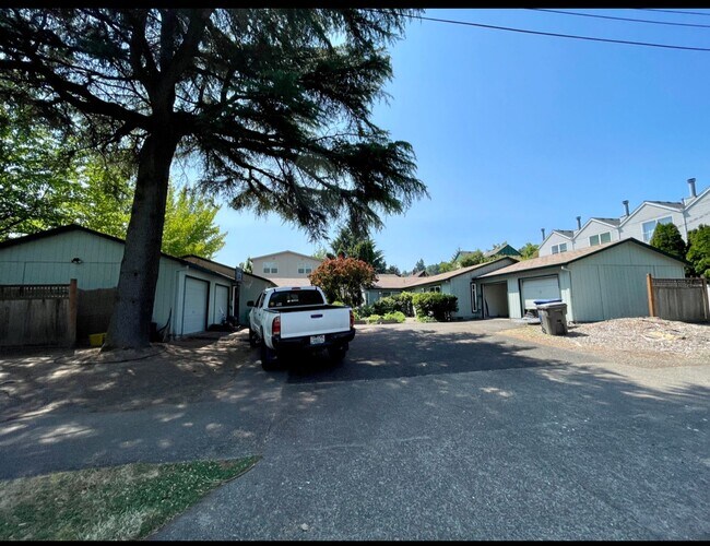 Building Photo - Charming Three Bedroom Near S. Waterfront & Macadam Ave~ Updates Throughout~ W/D Included ~ Detac...