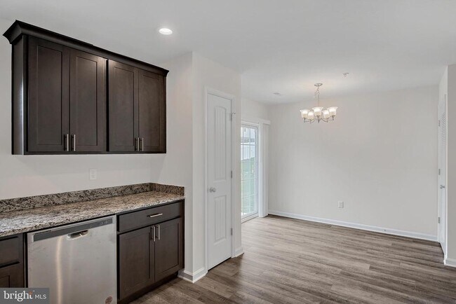 Building Photo - 2623 Maplewood Cir