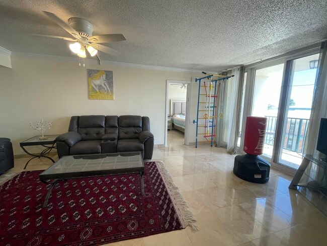 Building Photo - 1237 Hillsboro Mile