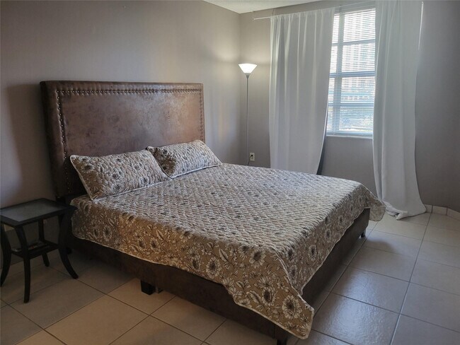 Building Photo - 1985 S Ocean Dr