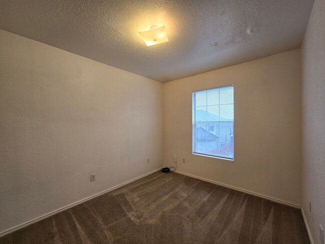 Building Photo - RENT SPECIAL - AVAILABLE NOW!
