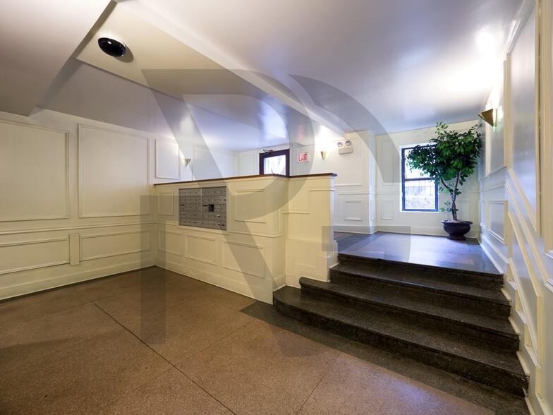Building Photo - 912 W Dakin St