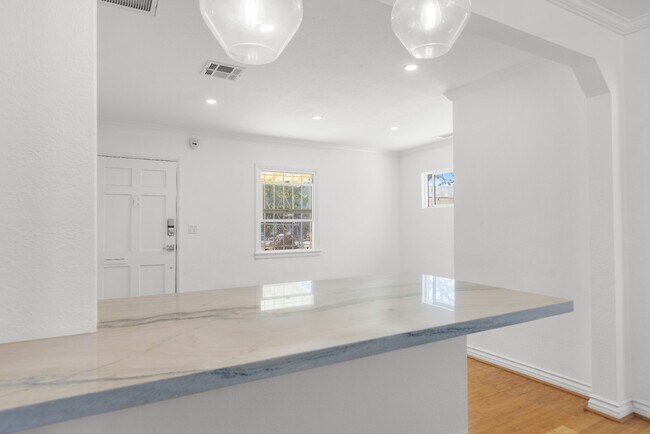 Building Photo - Updated 2BR Duplex in Angeles Mesa – Solar...