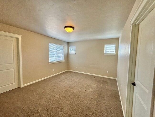 Building Photo - 2965 Yew Park Ln