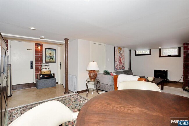 Building Photo - 2 Maysenger Rd