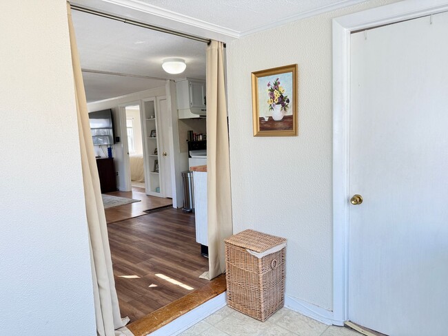 Building Photo - Sunny 1+ Bedroom Single family Home